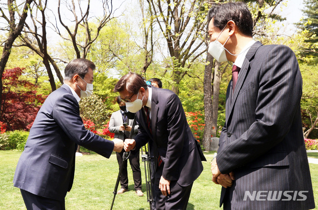 [서울=뉴시스]박영태 기자 = 문재인 대통령이 21일 청와대 상춘재에서 오세훈 서울시장, 박형준 부산시장과의 오찬 간담회에 앞서 박형준 부산시장과 인사를 나누고 있다. 2021.04.21. since1999@newsis.com