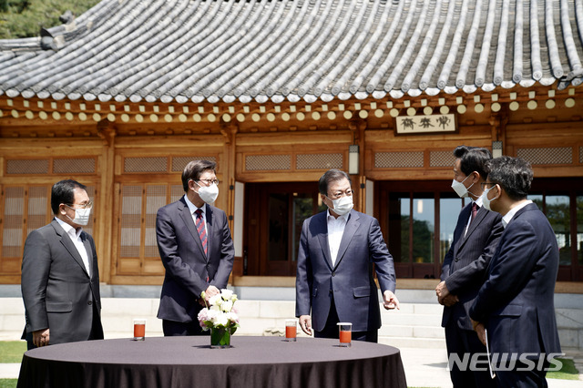 [서울=뉴시스]박영태 기자 = 문재인 대통령이 21일 청와대 상춘재에서 오세훈 서울시장, 박형준 부산시장과의 오찬 간담회에 앞서 환담하고 있다. 유영민(왼쪽부터) 대통령비서실장, 박형준 부산시장, 문 대통령, 오세훈 서울시장, 이철희 정무수석. 2021.04.21. since1999@newsis.com