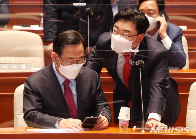 [서울=뉴시스]전진환 기자 = 주호영 국민의힘 대표 권한대행과 김성원 원내수석부대표가 21일 서울 여의도 국회에서 열린 의원총회에서 대화하고 았다.  (공동취재사진) 2021.04.21. photo@newsis.com