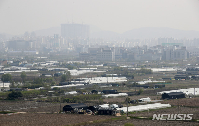 [인천=뉴시스]고범준 기자 = 오는 7월부터 연말까지 4차례에 걸쳐 인천 계양 등 수도권 3기 신도시와 주요 택지에서 공공분양 아파트 3만200호의 사전청약이 진행된다. 사전청약 물량 중 1만4천 호는 신혼부부 등을 위한 신혼희망타운으로 공급한다. 사진은 21일 오후 인천계양지구 부지 모습. 2021.04.21. bjko@newsis.com