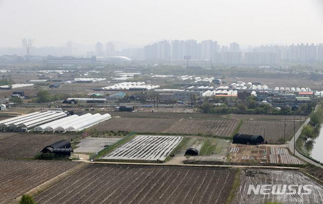 [인천=뉴시스]고범준 기자 = 오는 7월부터 연말까지 4차례에 걸쳐 인천 계양 등 수도권 3기 신도시와 주요 택지에서 공공분양 아파트 3만200호의 사전청약이 진행된다. 사전청약 물량 중 1만4천 호는 신혼부부 등을 위한 신혼희망타운으로 공급한다. 사진은 21일 오후 인천계양지구 부지 모습. 2021.04.21. bjko@newsis.com
