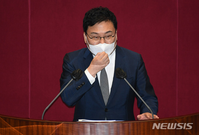 [서울=뉴시스]김진아 기자 = 이상직 무소속 의원이 21일 오후 서울 여의도 국회에서 열린 본회의에서 본인의 체포동의안에 대해 신상발언하고 있다. (공동취재사진) 2021.04.21. photo@newsis.com