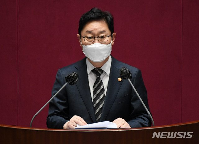 [서울=뉴시스]김진아 기자 = 박범계 법무부 장관이 21일 서울 여의도 국회에서 열린 본회의에서 무소속 이상직 국회의원의 체포동의안 요청 이유에 대해 설명하고 있다. (공동취재사진) 2021.04.21. photo@newsis.com