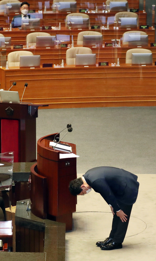 [서울=뉴시스]최동준 기자 = 무소속 이상직 의원이 21일 서울 여의도 국회에서 열린 본회의에서 체포동의안 표결 전 신상발언을 마치고 인사하고 있다. (공동취재사진) 2021.04.21. photo@newsis.com