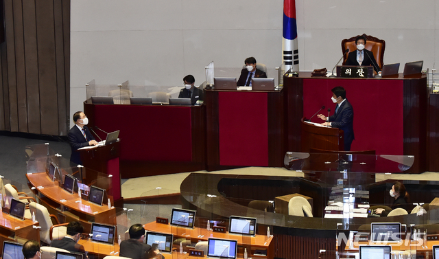 [서울=뉴시스]김진아 기자 = 유의동 국민의힘 의원이 21일 서울 여의도 국회 본관 본회의장에서 개회된 제386회 3차 본회의 대정부질문(교육·사회·문화)에서 홍남기 국무총리 직무대행에게 질의하고 있다. (공동취재사진) 2021.04.21. photo@newsis.com