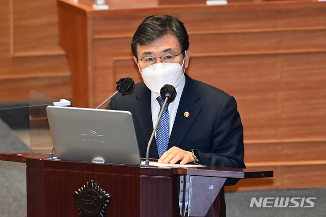 [서울=뉴시스]김진아 기자 = 권덕철 보건복지부 장관이 21일 오후 서울 여의도 국회에서 열린 교육·사회·문화 분야 대정부질문에서 서동용 더불어민주당 의원 질의에 답하고 있다. (공동취재사진) 2021.04.21. photo@newsis.com