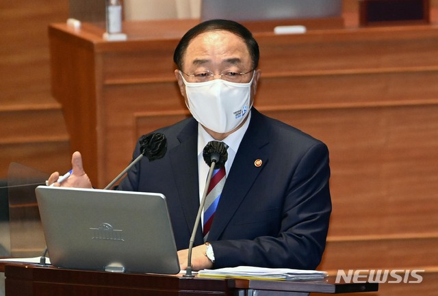 [서울=뉴시스]김진아 기자 = 홍남기 국무총리 직무대행이 21일 오후 서울 여의도 국회에서 열린 교육·사회·문화 분야 대정부질문에서 유의동 국민의힘 의원 질의에 답하고 있다. (공동취재사진) 2021.04.21. photo@newsis.com