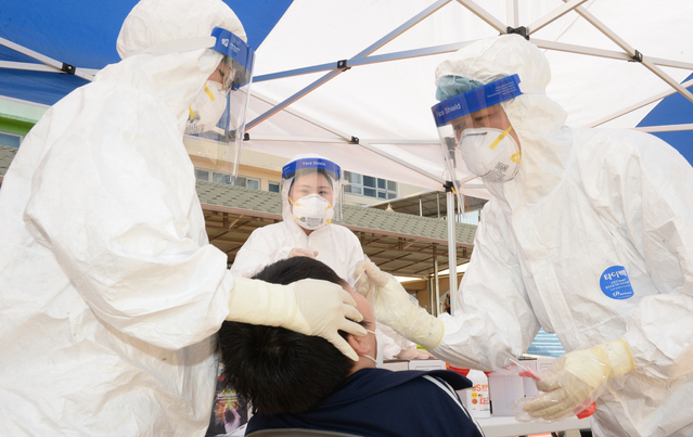 [울산=뉴시스] 배병수 기자 =울산 중구 한 초등학교 학생이 코로나19 확진판정을 받은 21일 오후 해당 초등학교 임시 선별검사소에서 학생이 코로나19 검사를 받고 있다. 2021.04.21. bbs@newsis.com 