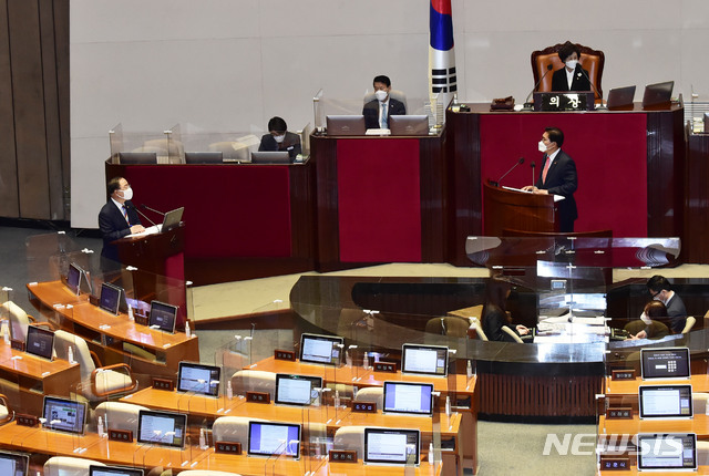 [서울=뉴시스]김진아 기자 = 권덕철 보건복지부 장관이 21일 오후 서울 여의도 국회에서 열린 교육·사회·문화 분야 대정부질문에서 송석준 국민의힘 의원 질의에 답변하고 있다.  (공동취재사진) 2021.04.21. photo@newsis.com