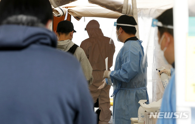 [서울=뉴시스]홍효식 기자 = 코로나19 신규 확진자가 731명으로 집계된 지난 21일 오후 서울 서대문구 신촌기차역 광장에 마련된 임시선별검사소를 찾은 시민들이 검사를 받기 위해 이동하고 있다. 2021.04.21. yesphoto@newsis.com
