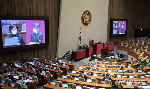 [서울=뉴시스]전진환 기자 = 서동용 더불어민주당 의원이 21일 오후 제386회국회(임시회) 제3차 본회의가 열린 서울 여의도 국회 본회의장에서 유은혜 사회부총리 겸 교육부장관에게 교육·사회·문화 분야 대정부질문을 하고 있다. 2021.04.21. amin2@newsis.com