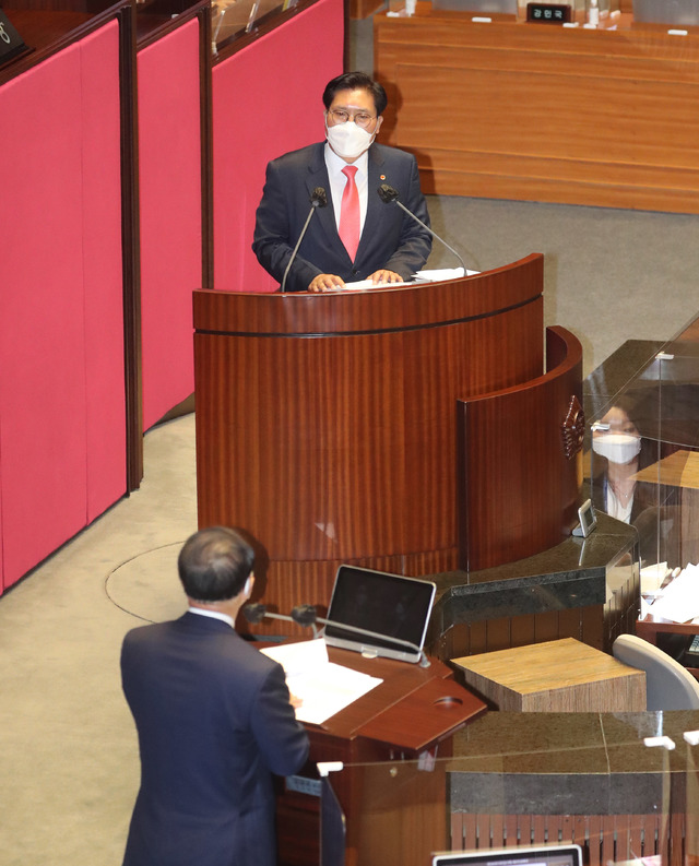 [서울=뉴시스]전진환 기자 = 송석준 국민의힘 의원이 21일 오후 제386회국회(임시회) 제3차 본회의가 열린 서울 여의도 국회 본회의장에서 홍남기 국무총리 권한대행에게 교육·사회·문화 분야 대정부질문을 하고 있다. 2021.04.21. amin2@newsis.com 