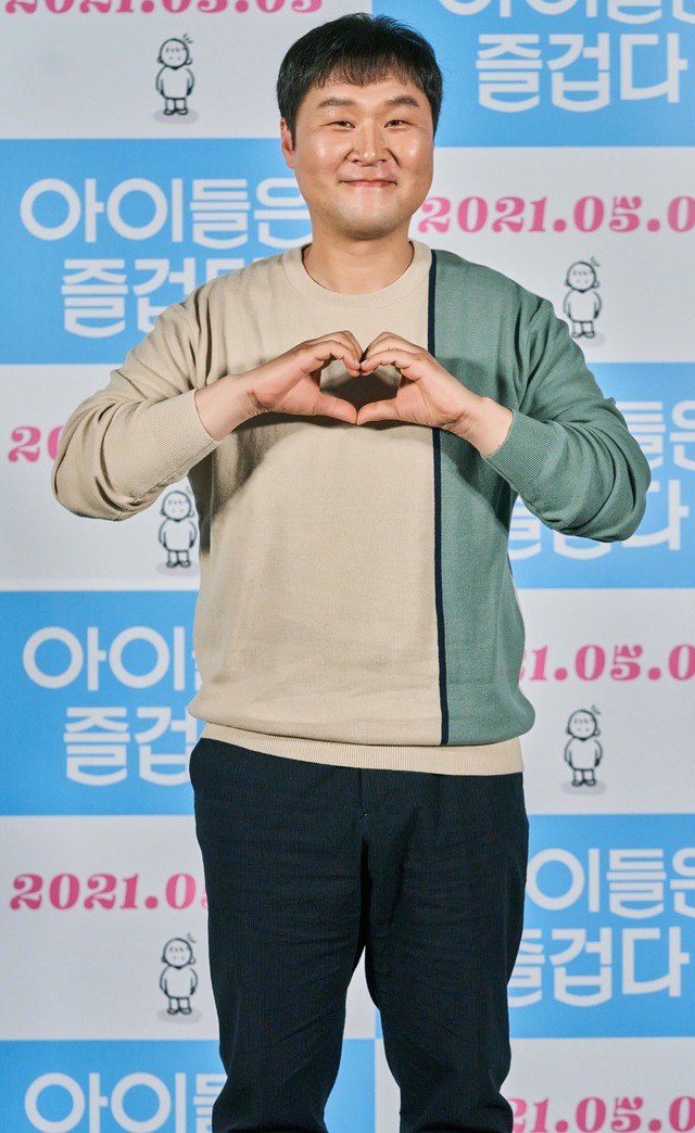 [서울=뉴시스]배우 윤경호가 21일 오후 서울 강남구 삼성동 메가박스 코엑스점에서 열린 영화 '아이들은 즐겁다' 언론시사회 및 기자간담회에 참석해 포즈를 취하고 있다. (사진=머리꽃 제공) 2021.04.21. photo@newsis.com *재판매 및 DB 금지