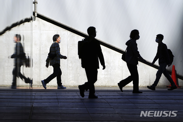 [도쿄=AP/뉴시스]21일 일본 도쿄에서 코로나19의 확산을 막기 위해 마스크를 쓴 시민들이 거리를 걷고 있다. 도쿄는 843명의 신규 확진자가 확인돼 긴급사태 선언 해제 이후 가장 많은 수치를 기록했다. 2021.04.21.