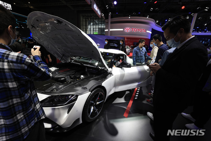 [상하이=AP/뉴시스] 중국 상하이에서 열린 국제 모터쇼에 등장한 도요타 승용차가 입장객의 뜨거운 관심을 받고 있다. 자료사진. 2025.04.23 
