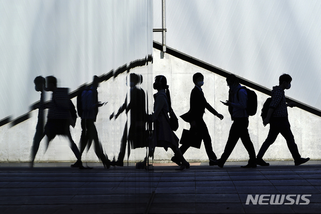  [도쿄=AP/뉴시스]21일 일본 도쿄에서 코로나19의 확산을 막기 위해 마스크를 쓴 시민들이 거리를 걷고 있다. 도쿄는 843명의 신규 확진자가 확인돼 긴급사태 선언 해제 이후 가장 많은 수치를 기록했다. 2021.04.21.&nbsp; 