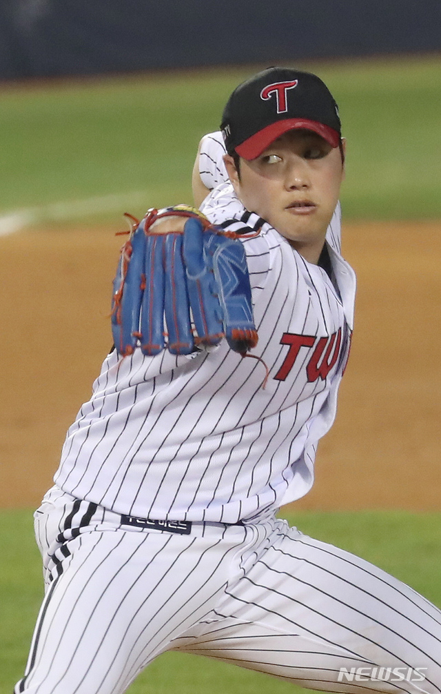 [서울=뉴시스]고승민 기자 = 21일 서울 잠실야구장에서 열린 2021 KBO 리그 기아 타이거즈 대 엘지 트윈스 경기, 3회초 기아 공격 엘지 선발투수 함덕주가 역투하고 있다. 2021.04.21. kkssmm99@newsis.com