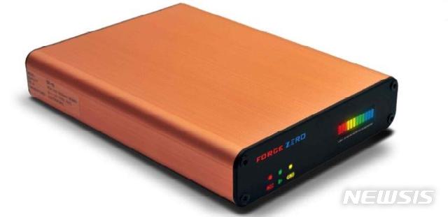 [서울=뉴시스]한국소비자원과 국가기술표준원은 일렉트로포스에서 제조한 블랙박스 보조배터리 일부 모델에서 화재가 발생하고 있어 소비자의 즉각적인 사용중단을 권고하는 소비자안전주의보를 발령했다. 제품 옆면에서 흰색 스티커로 부착된 제품의 시리얼 번호를 확인할 수 있다. 2021.04.22 (출처 = 일렉트로포스 홈페이지)