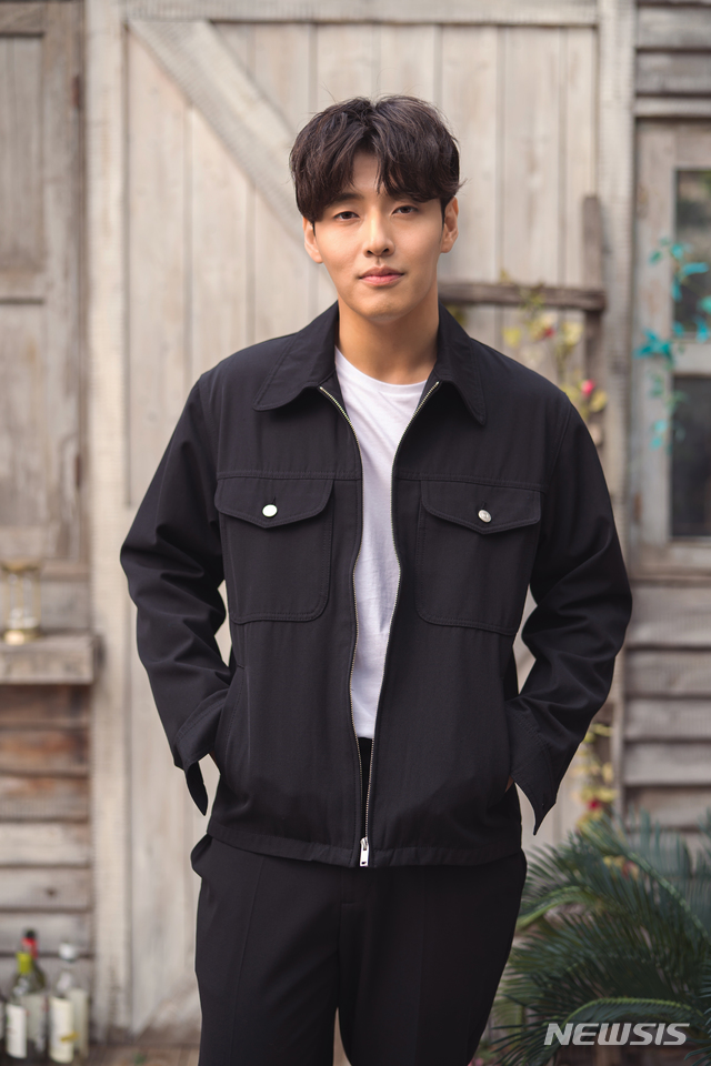 [서울=뉴시스] 영화 '비와 당신의 이야기' 배우 강하늘. (사진=키다리이엔티 제공) 2021.04.22 photo@newsis.com