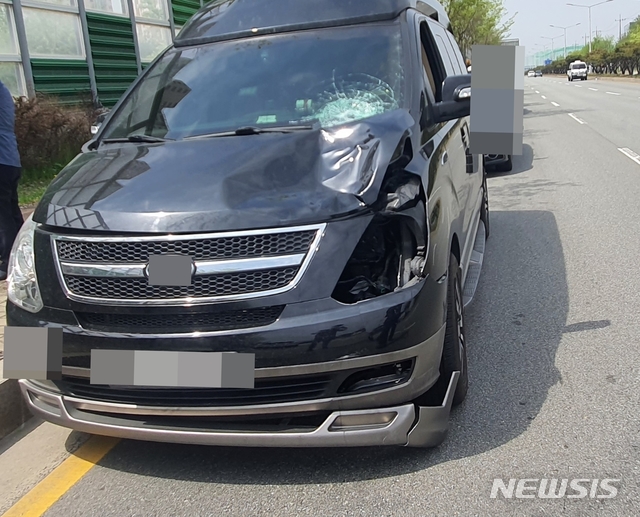 [청주=뉴시스] 이민우 기자 = 22일 오전 10시35분께 충북 청주시 주중동 한 도로에서 길을 건너던 A(97)씨가 B(31)씨의 스타렉스 차량에 치여 병원으로 옮겨졌으나 중태다. 2021.04.22. lmw38337@newsis.com *재판매 및 DB 금지