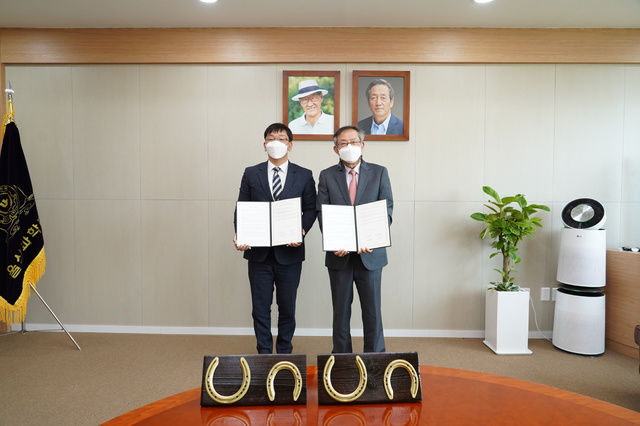 [울산=뉴시스] 구미현 기자 = 울산과학대학교가 22일 전북 장수군 한국마사고등학교, 광주 새날학교와 연계교육 협약을 체결했다. 2021.04.22. (사진=울산과학대 제공)photo@newsis.com *재판매 및 DB 금지