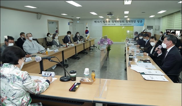 [서울=뉴시스] 법무부 정책위원회 현장방문 모습. (사진=뉴시스 DB). photo@newsis.com *재판매 및 DB 금지