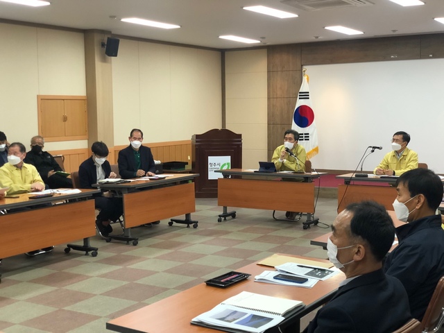 [청주=뉴시스] 조성현 기자 = 금강유역환경청과 충북도, 수자원공사, 국토부 항공철도사고조사위원회는 22일 청주시 상당구 문의면 행정복지센터에서 헬기 추락 사고 수습 대책 회의를 열고 있다. (사진=금강유역환경청 제공) 2021.04.22. photo@newsis.com *재판매 및 DB 금지