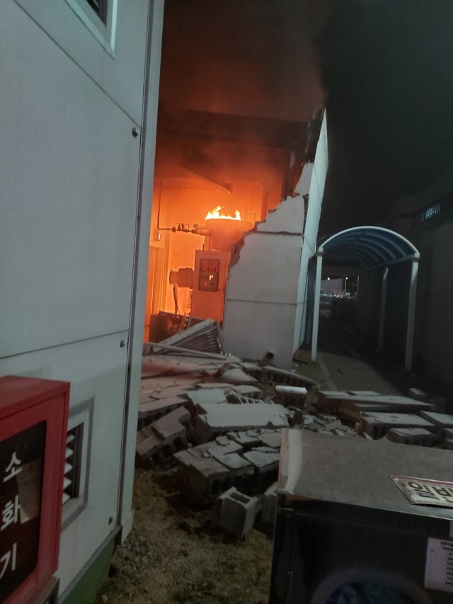 [청주=뉴시스] 조성현 기자 = 22일 오후 8시59분께 충북 청주시 흥덕구 옥산읍 한 대기업 공장 1층 보일러실에서 폭발이 발생한 뒤 불이 나고 있다. (사진=충북소방본부 제공) 2021.04.22. photo@newsis.com *재판매 및 DB 금지