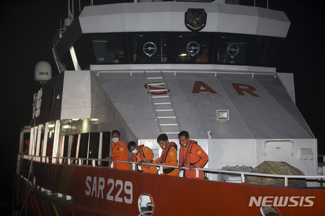 [발리=AP/뉴시스]인도네시아 국가탐색구조청(BASARNAS) 대원들이 21일(현지시간) 인도네시아 발리 베노아 항구에서 인도네시아 해군 잠수함 KRI 낭길라의 수색 준비를 하고 있다. 2021.04.22.