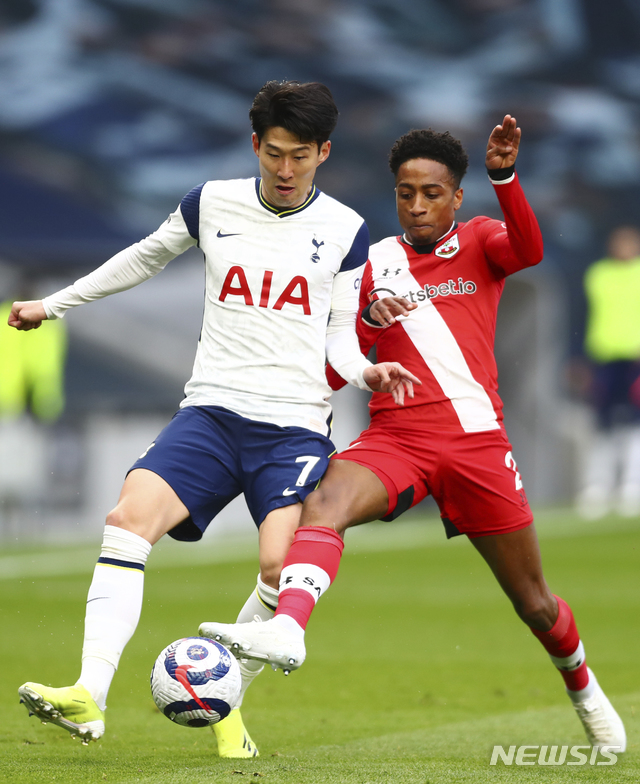 [런던=AP/뉴시스]손흥민이 21일(현지시간) 영국 런던의 토트넘 홋스퍼 스타디움에서 열린 2020-21 잉글랜드 프리미어리그(EPL) 29라운드 사우샘프턴과의 순연 경기에 선발 출전해 공을 다투고 있다. 손흥민은 후반 45분 PK 결승 골을 넣어 팀의 2-1 승리를 이끌었으며 리그 15호 골로 개인 최다 골을 기록했다. 2021.04.22.