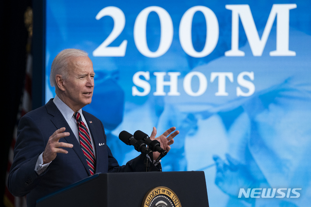 [워싱턴=AP/뉴시스]조 바이든 미국 대통령이 지난 4월21일 백악관에서 코로나19 백신 관련 연설을 하고 있다. 2021.05.06.