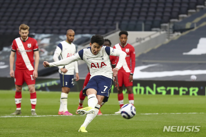 [런던=AP/뉴시스]손흥민의 페널티킥. 2021.04.21.