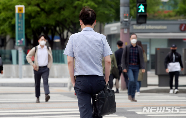 [서울=뉴시스]김병문 기자 = 지난달 22일 오전 서울 종로구 광화문네거리에서 한 시민이 반팔 옷을 입고 출근하고 있다. 2021.04.22. dadazon@newsis.com