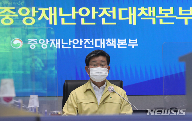 [서울=뉴시스]김명원 기자 = 전해철 중앙재난안전대책본부(중대본) 2차장(행정안전부 장관)이 22일 오전 서울 종로구 정부서울청사 중앙재난안전상황실 서울상황센터에서 열린 코로나19 중앙재난안전대책본부(중대본) 회의에 참석해 발언하고 있다. 2021.04.22. kmx1105@newsis.com