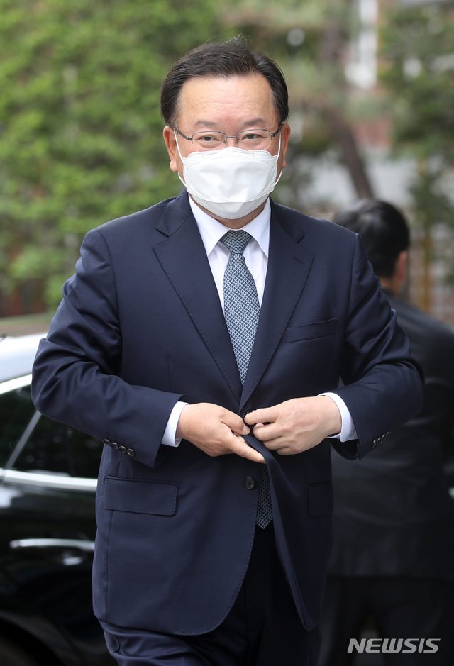 [서울=뉴시스]김병문 기자 = 김부겸 국무총리 후보자가 22일 오전 인사청문회 준비 사무실이 마련된 서울 종로구 통의동 금융감독원 연수원으로 출근하고 있다. 2021.04.22. dadazon@newsis.com