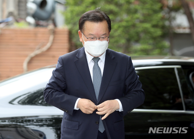 [서울=뉴시스]김병문 기자 = 김부겸 국무총리 후보자가 22일 오전 인사청문회 준비 사무실이 마련된 서울 종로구 통의동 금융감독원 연수원으로 출근하고 있다. 2021.04.22. dadazon@newsis.com