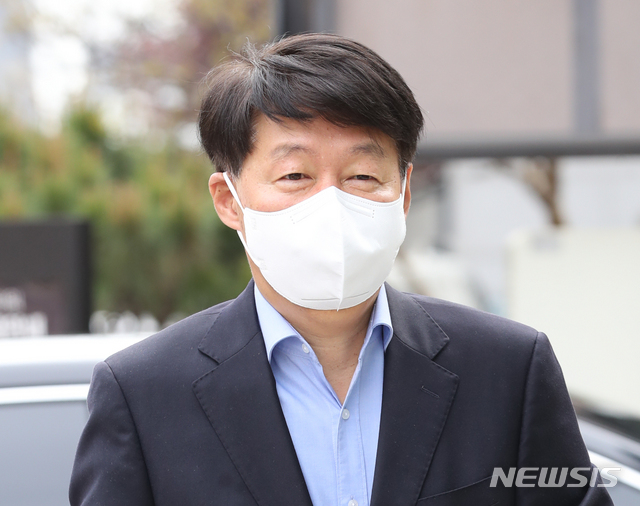 [서울=뉴시스]조수정 기자 = 안경덕 고용노동부 장관 후보자가 22일 오전 인사청문회 준비 사무실이 차려진 서울 강남구 고용노동부 강남지청으로 출근하고 있다. 2021.04.22. chocrystal@newsis.com