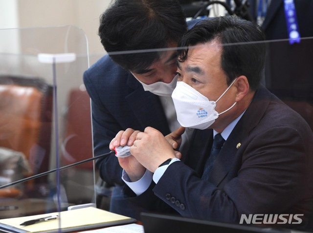 [서울=뉴시스]김진아 기자 = 윤관석 정무위원장과 김병욱 더불어민주당 간사가 22일 오전 서울 여의도 국회에서 열린 제386회국회(임시회) 제1차 정무위원회 전체회의에서 대화하고 있다. (공동취재사진) 2021.04.22. photo@newsis.com
