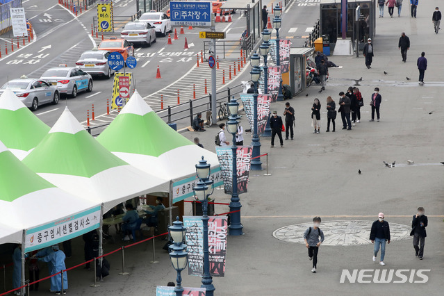 [서울=뉴시스] 고범준 기자 = 코로나19 신규 확진자가 735명으로 집계, 지난 1월 첫째 주 이후 최다를 기록한 22일 오전 서울 중구 서울역광장에 마련된 코로나19 중구임시선별검사소에서 시민들이 검사를 받기 위해 줄 서 있다. 2021.04.22. bjko@newsis.com