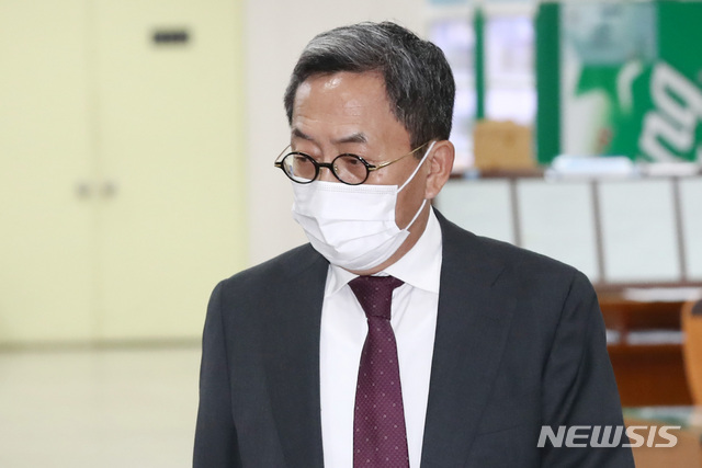 [서울=뉴시스]이영환 기자 = 삼성 부당합병 의혹으로 재판에 넘겨진 김종중 전 삼성 미래전략실 전략팀장이 22일 오전 서울 서초구 서울중앙지방법원에서 열린 1차 공판에 출석하고 있다. 2021.04.22. 20hwan@newsis.com