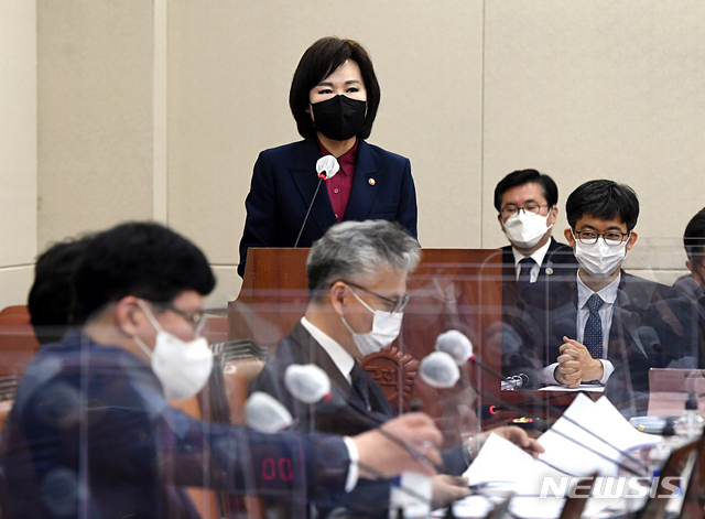 [서울=뉴시스]김진아 기자 = 전현희 국민권익위원장이 22일 오전 서울 여의도 국회에서 열린 제386회국회(임시회) 제1차 정무위원회 전체회의에서 공직자의 이해충돌 방지법안을 가결 후 인사말을 하고 있다. (공동취재사진) 2021.04.22. photo@newsis.com