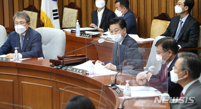 [서울=뉴시스]김진아 기자 = 노웅래 위원장이 22일 서울 여의도 국회에서 천대엽 대법관 후보자 임명동의에 관한 인사청문특별위원회의를 주재하고 있다. (공동취재사진) 2021.04.22. photo@newsis.com
