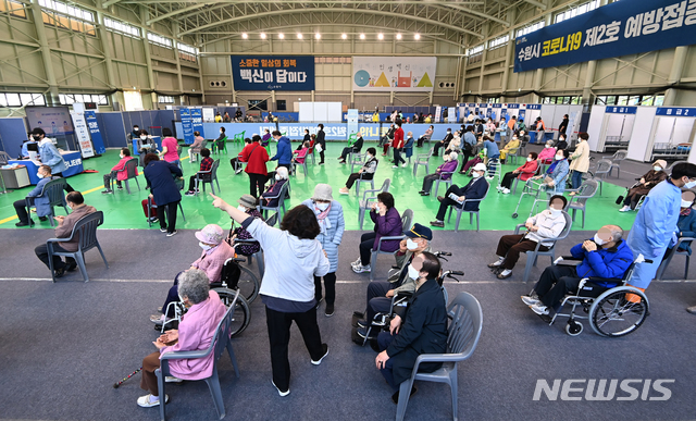 [수원=뉴시스]김종택기자 = 22일 오전 경기도 수원시 권선구 정현중 보들 테니스센터 실내체육관에 마련된 수원시 코로나19 제2호 예방접종센터에서 어르신들이 접종 후 이상반응 대기실에서 대기하고 있다. 2021.04.22. jtk@newsis.com