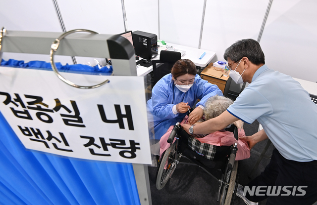 [수원=뉴시스]김종택기자 = 22일 오전 경기도 수원시 권선구 정현중 보들 테니스센터 실내체육관에 마련된 수원시 코로나19 제2호 예방접종센터에서 어르신이 접종을 받고 있다. 2021.04.22. jtk@newsis.com