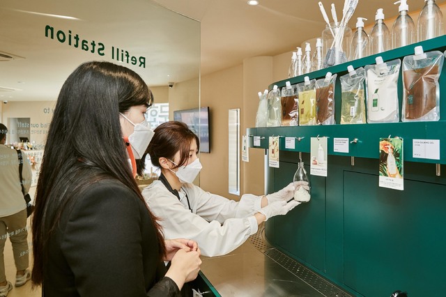 [서울=뉴시스]클린&비건 뷰티 브랜드 아로마티카가 22일 지구의 날을 기념해 서울 강남구 신사동에 플래그십 스토어 '아로마티카 제로 스테이션(AROMATICA ZERO STATION)'을 오픈했다고 밝혔다. 사진은 제로 스테이션에 방문한 고객이 리필스테이션을 이용하고 있는 모습. (사진=아로마티카 제공) 2021.04.22. photo@newsis.com *재판매 및 DB 금지