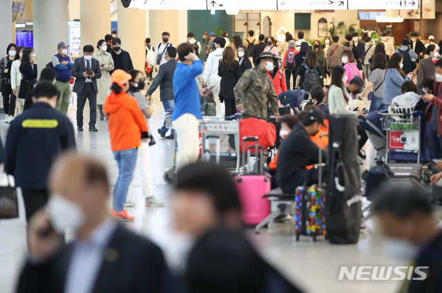 [제주=뉴시스]우장호 기자 = 국내 코로나19 신규 확진자 수가 이틀 연속 700명대를 기록한 22일 오후 제주를 방문한 관광객들의 발길로 제주국제공항이 붐비고 있다. 중앙방역대책본부는 이날 0시 기준 코로나19 신규 확진자가 전날보다 4명 늘어난 735명이라고 발표했다. 이는 지난 1월7일(869명) 이후 105일 만에 최다다. 2021.04.22. woo1223@newsis.com