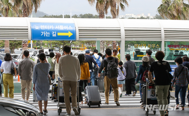 [제주=뉴시스]우장호 기자 = 국내 코로나19 신규 확진자 수가 이틀 연속 700명대를 기록한 22일 오후 제주를 방문한 관광객들의 발길로 제주국제공항이 붐비고 있다. 중앙방역대책본부는 이날 0시 기준 코로나19 신규 확진자가 전날보다 4명 늘어난 735명이라고 발표했다. 이는 지난 1월7일(869명) 이후 105일 만에 최다다. 2021.04.22. woo1223@newsis.com