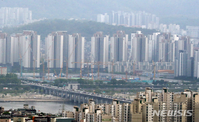 [서울=뉴시스]배훈식 기자 = 서울 용산구 남산에서 바라본 강남지역 아파트 모습. 2021.04.22. dahora83@newsis.com