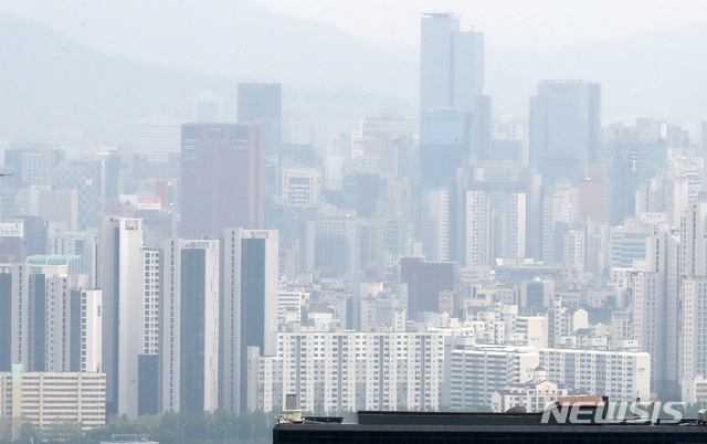 [서울=뉴시스]배훈식 기자 = 오세훈 서울시장의 부동산 규제완화 기대감에 따른 서울지역 집값 상승률이 2주째 커진 22일 오후 서울 용산구 남산에서 바라본 강남지역 아파트 모습. 2021.04.22. dahora83@newsis.com