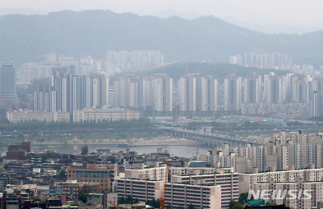 [서울=뉴시스]배훈식 기자 = 오세훈 서울시장의 부동산 규제완화 기대감에 따른 서울지역 집값 상승률이 2주째 커진 22일 오후 서울 용산구 남산에서 바라본 강남지역 아파트 모습. 2021.04.22. dahora83@newsis.com